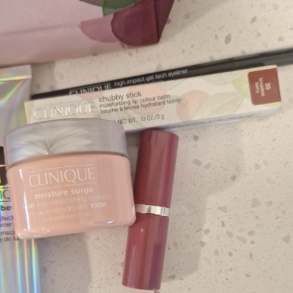 Clinique Beauty Collection with Floral Bag - Picture 5 of 6